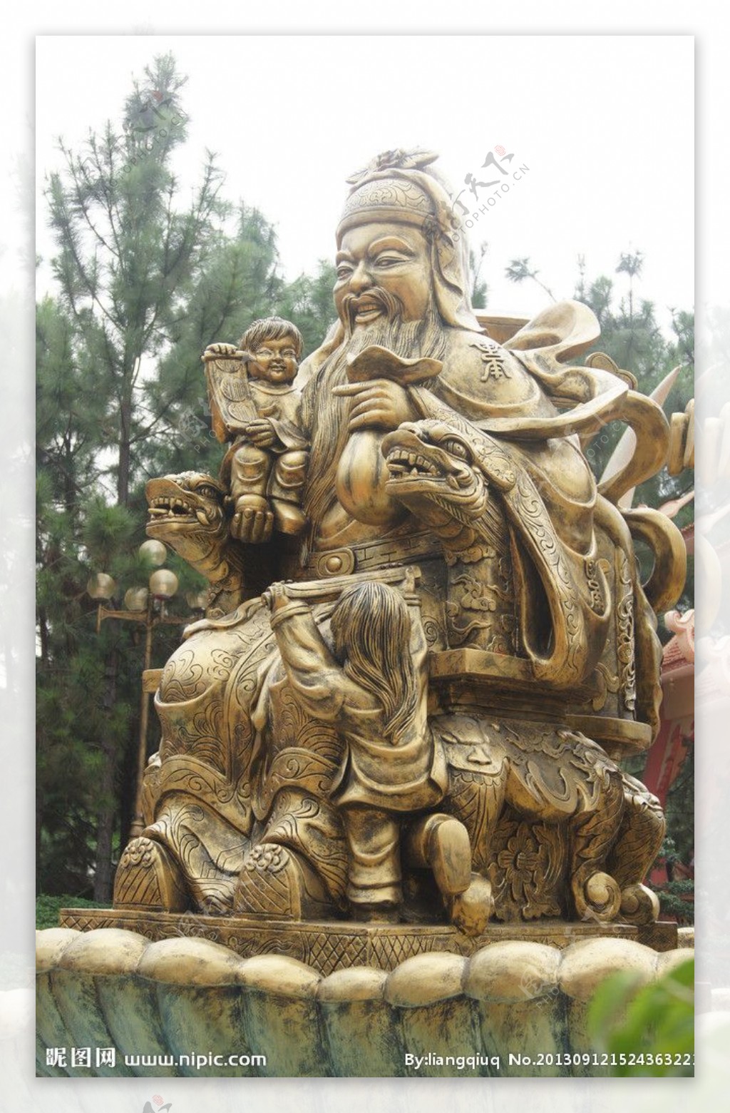 公园里的财神爷雕像图片