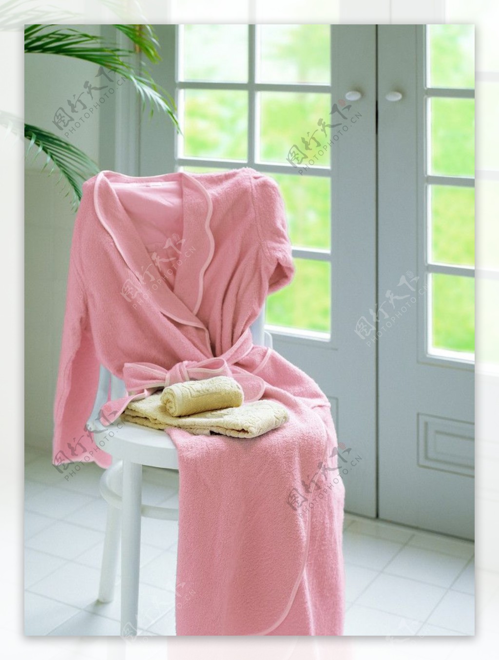 门前椅子上的睡衣毛巾图片