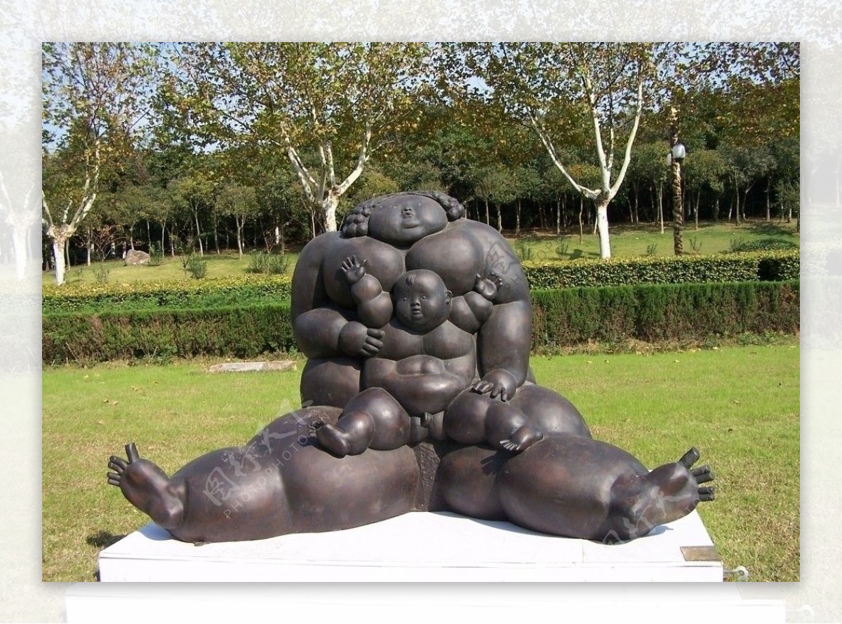 公园雕塑母子图片