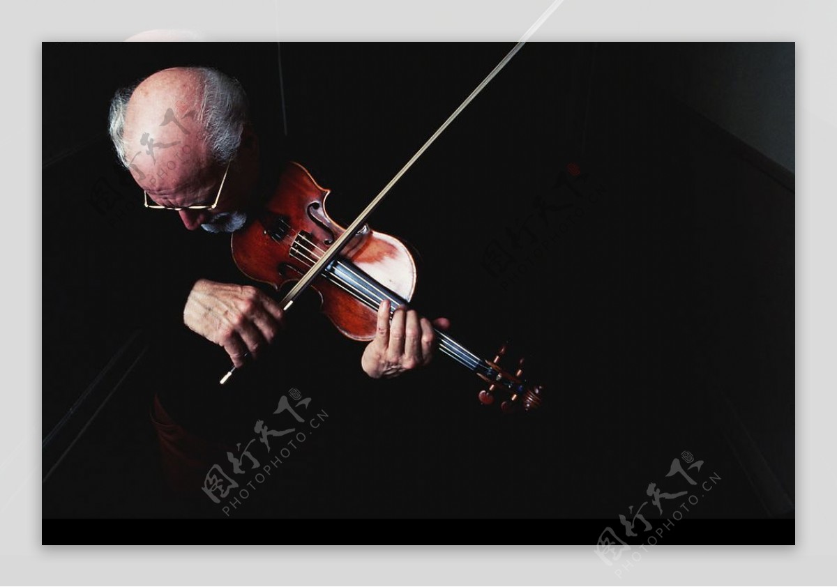 演奏的小提琴家图片