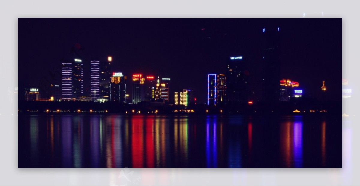 城市湖边夜景图片