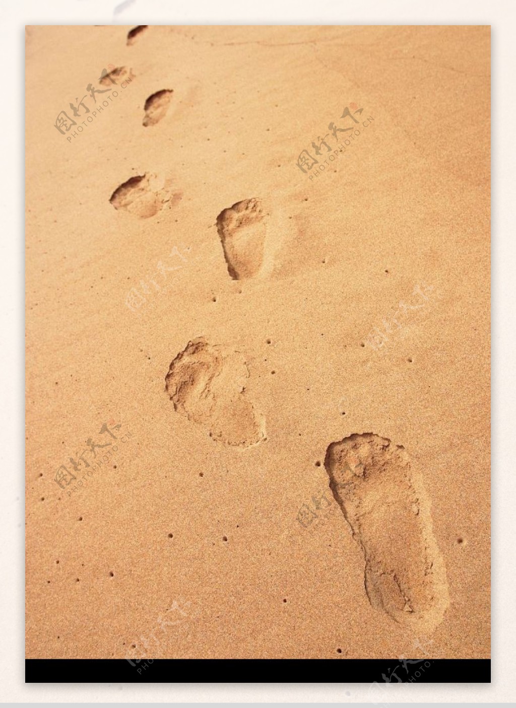 沙滩脚印背景高清图片背景素材免费下载(图片编号:687076)-六图网