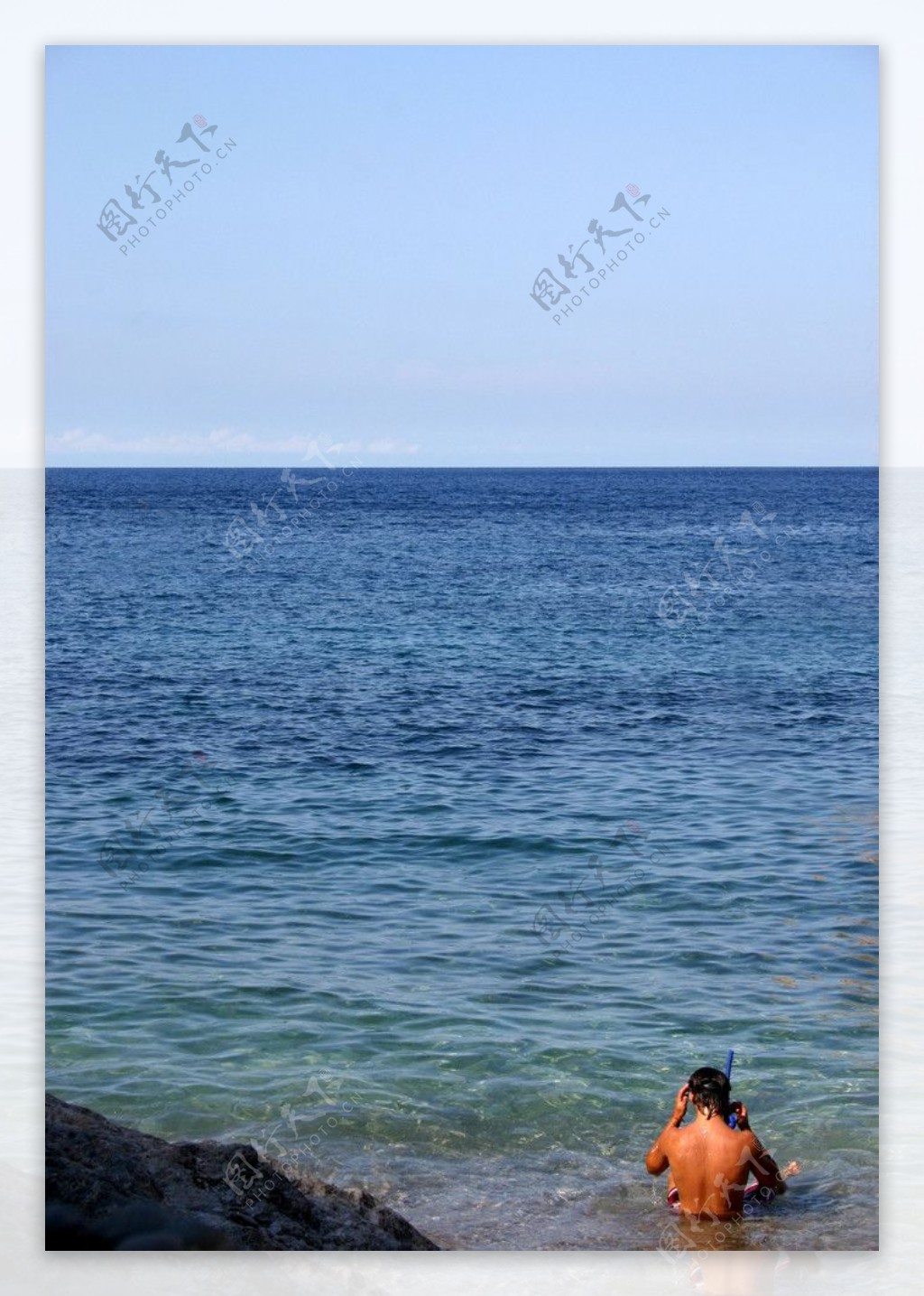 海边游泳的人图片