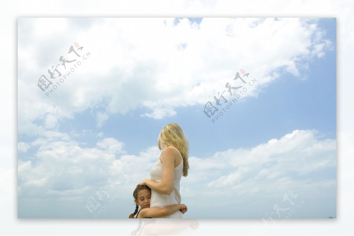 蓝天白云下的母女图片