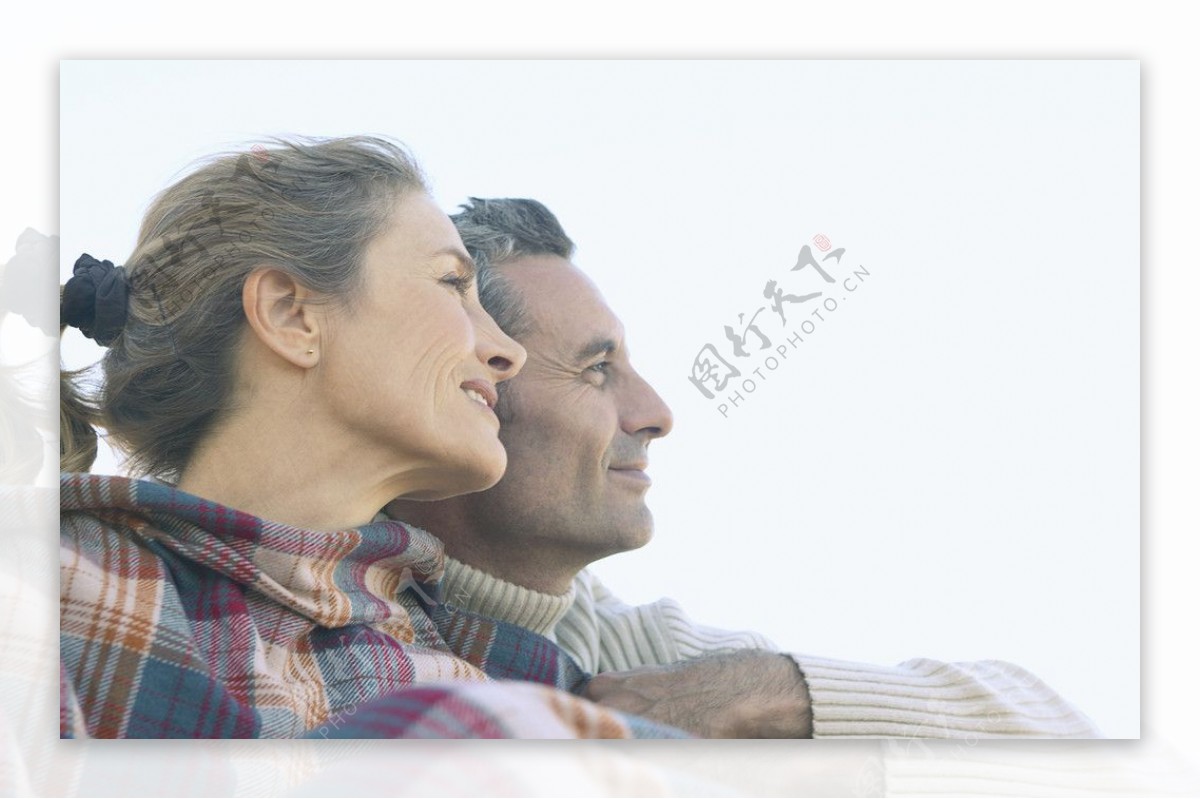 幸福恩爱的夫妇分享他们的感受图片-商业图片-正版原创图片下载购买-VEER图片库