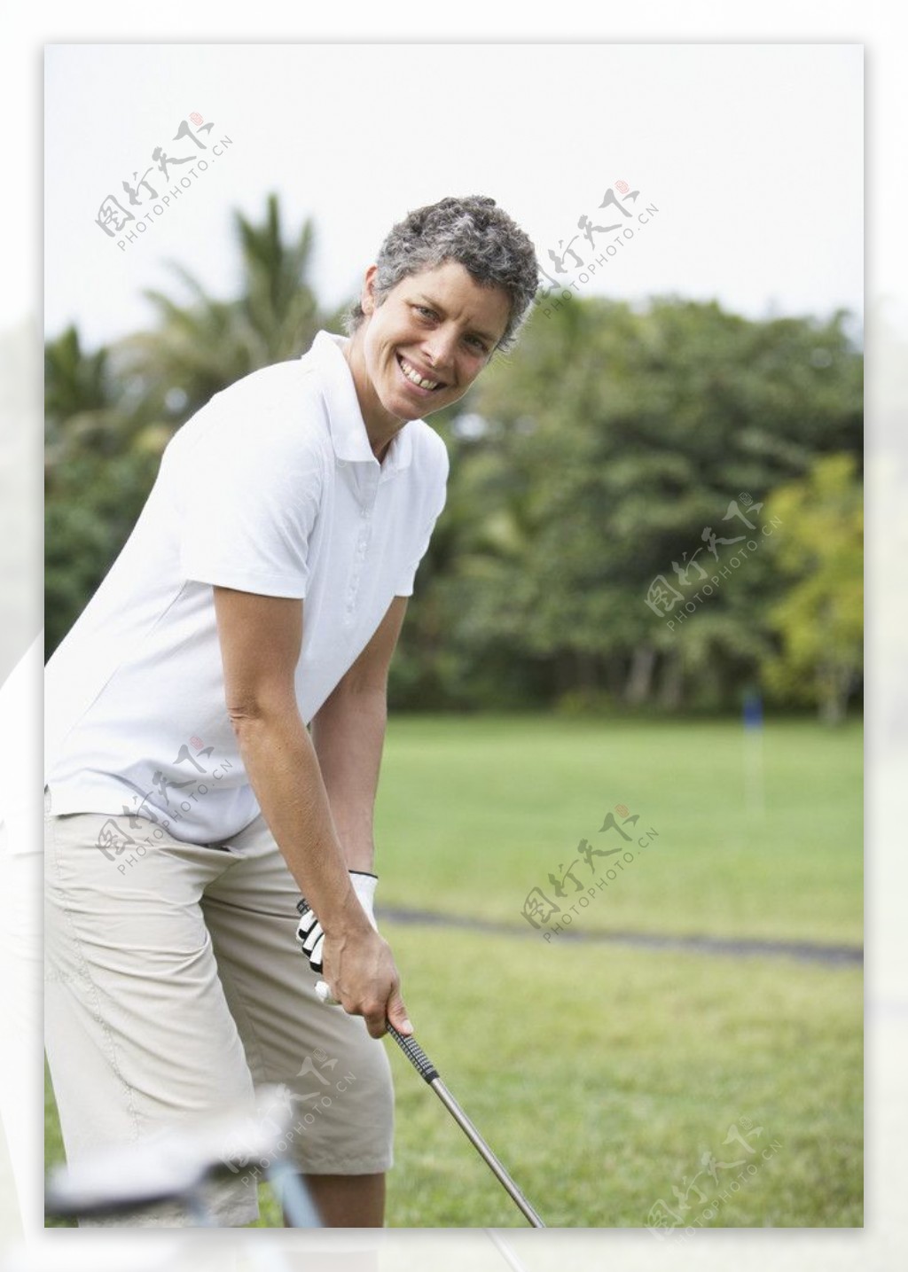 打高尔夫的男人图片