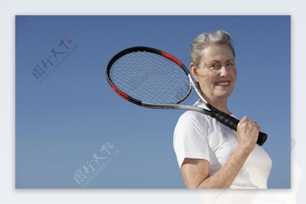 打网球的老人图片