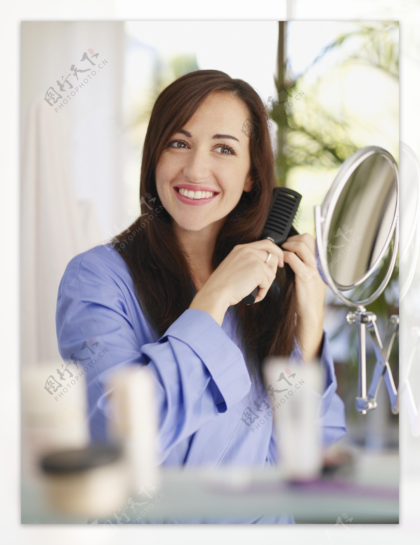梳头发的女人图片