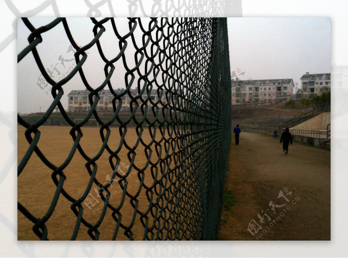 球场边的铁围栏图片