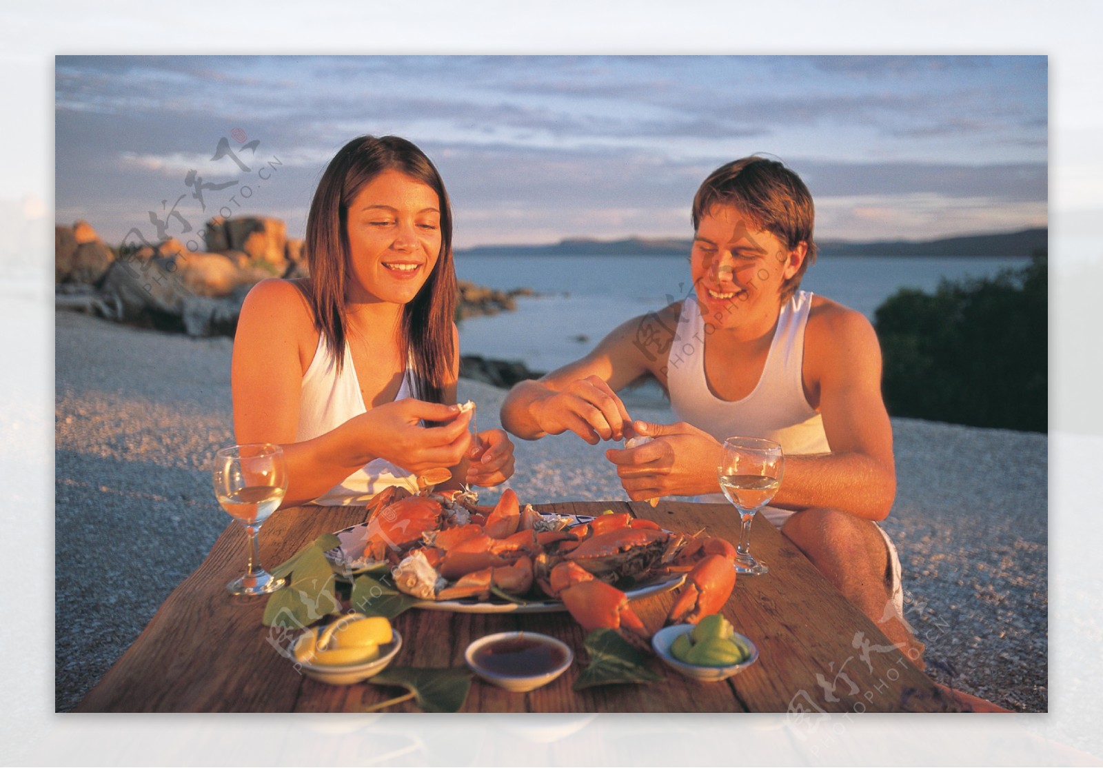 情侣海边吃海鲜美味图片