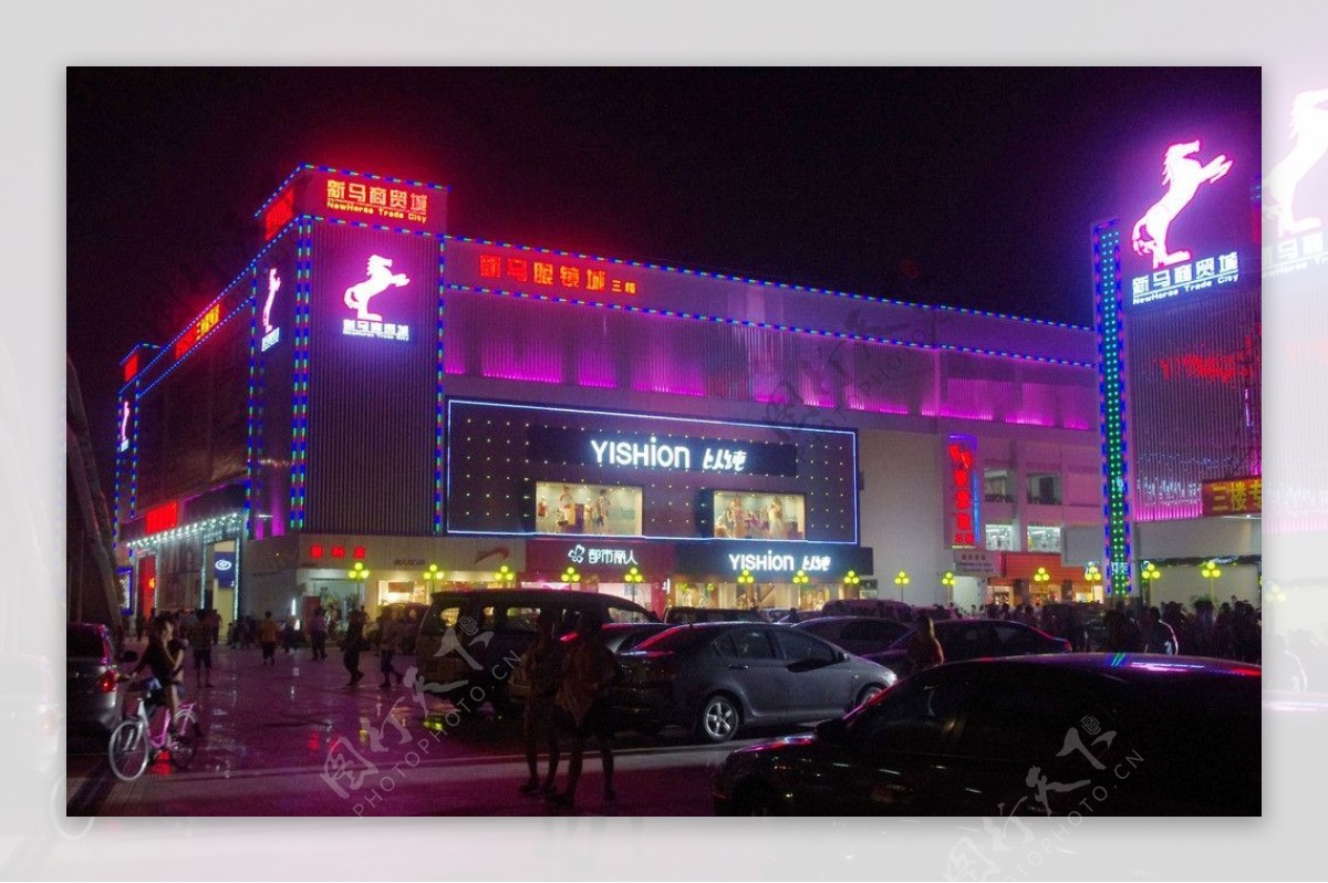 深圳横岗新马百货场外夜景图片