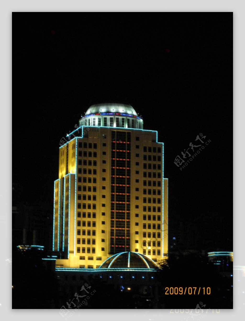 夜晚的汕头政府大楼图片