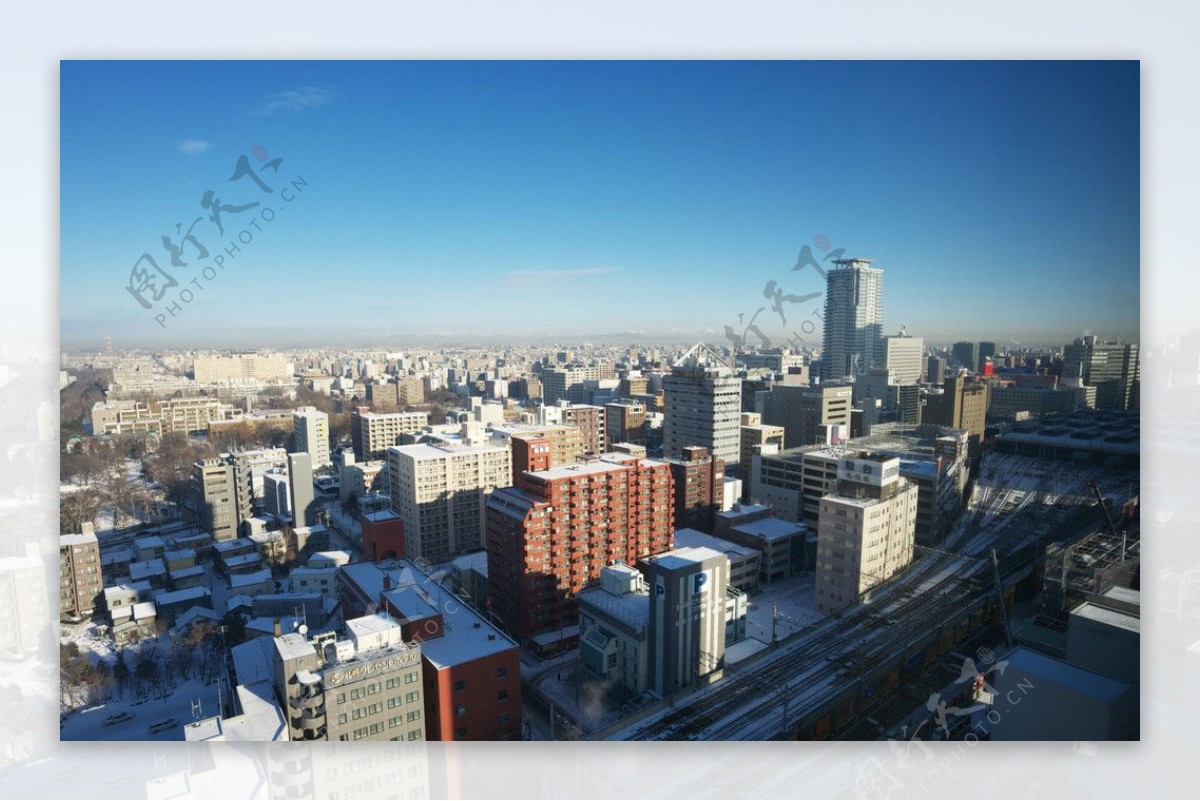 日本札幌雪后晴天的城市景色图片