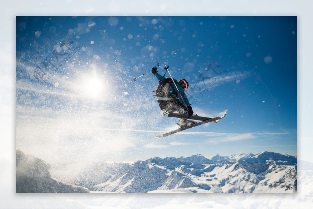 腾空滑雪者图片
