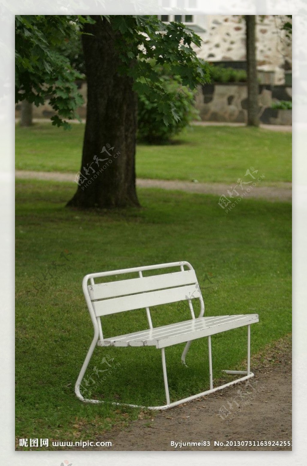 公园白色的椅子图片