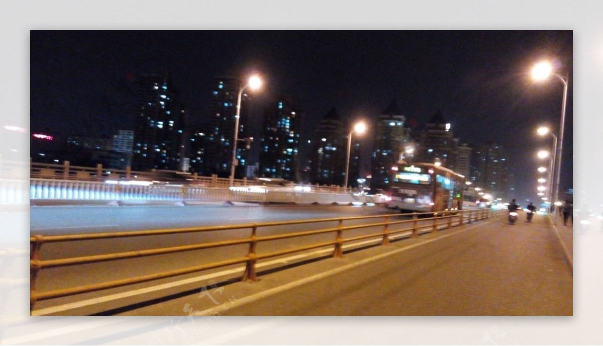 车流路灯长桥夜景图片
