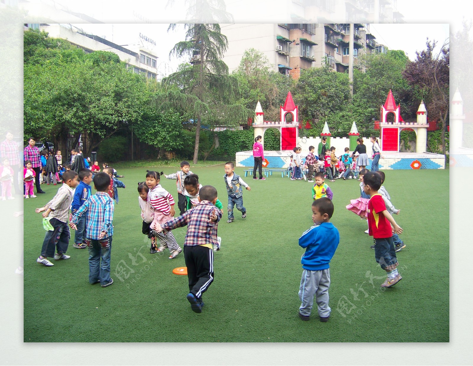 孩子们在幼儿园操场游戏图片