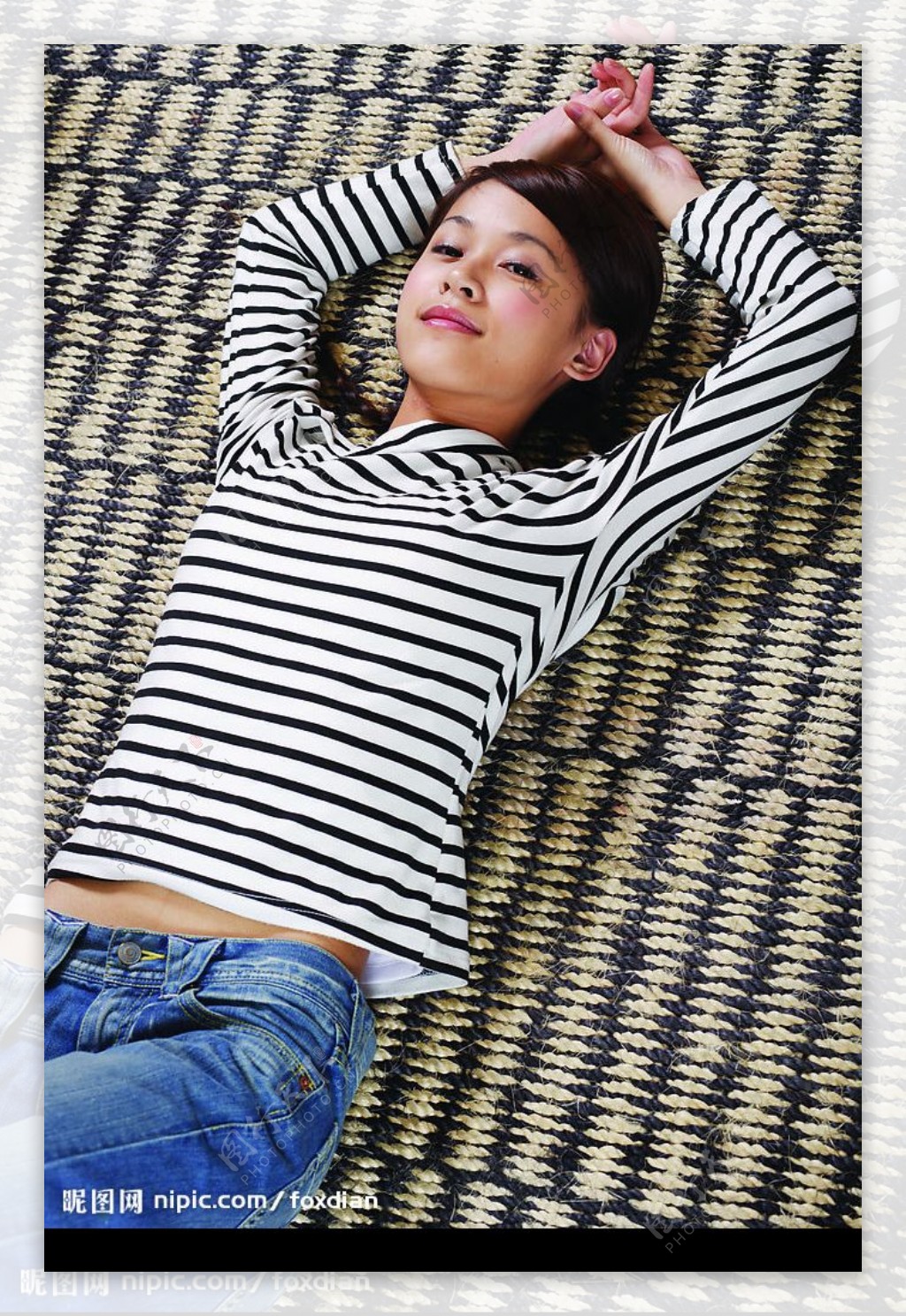 美少女躺在地毯上图片