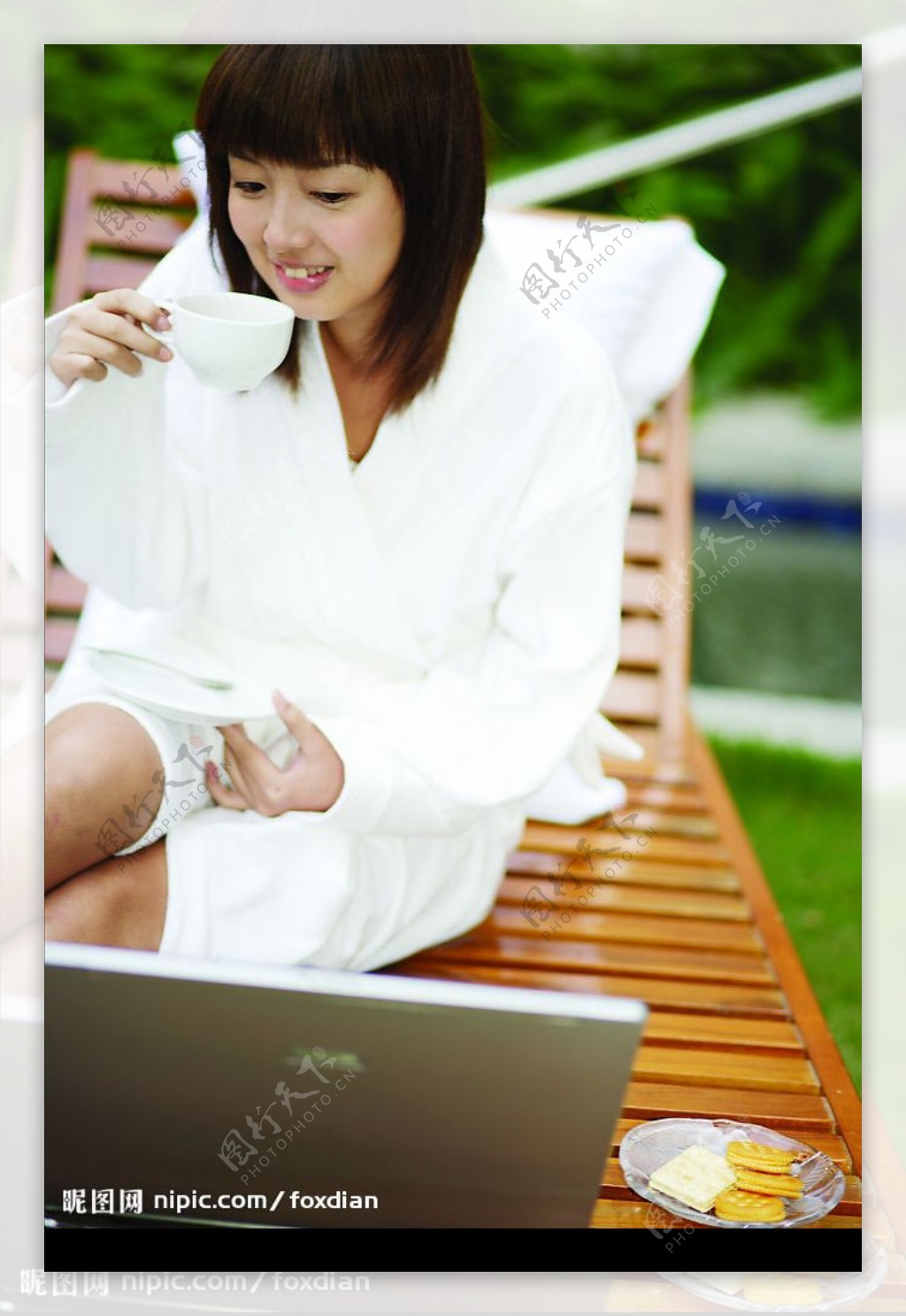 美女坐着喝咖啡玩电脑图片