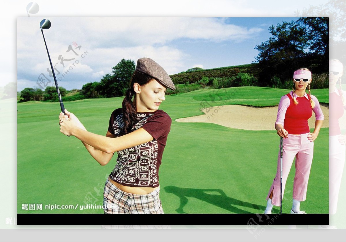 打高尔夫球的女士们图片