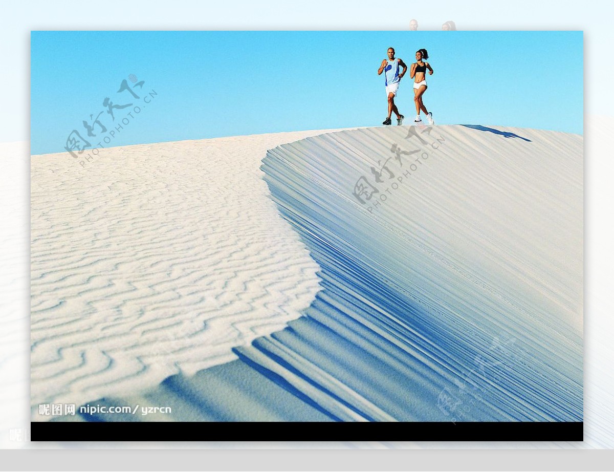 沙漠奔跑沙滩人物图片