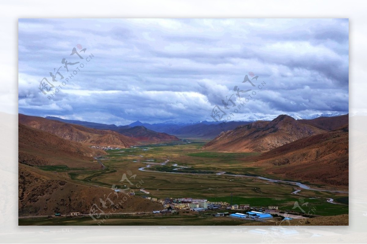 318川藏线途径小城风光摄影图片