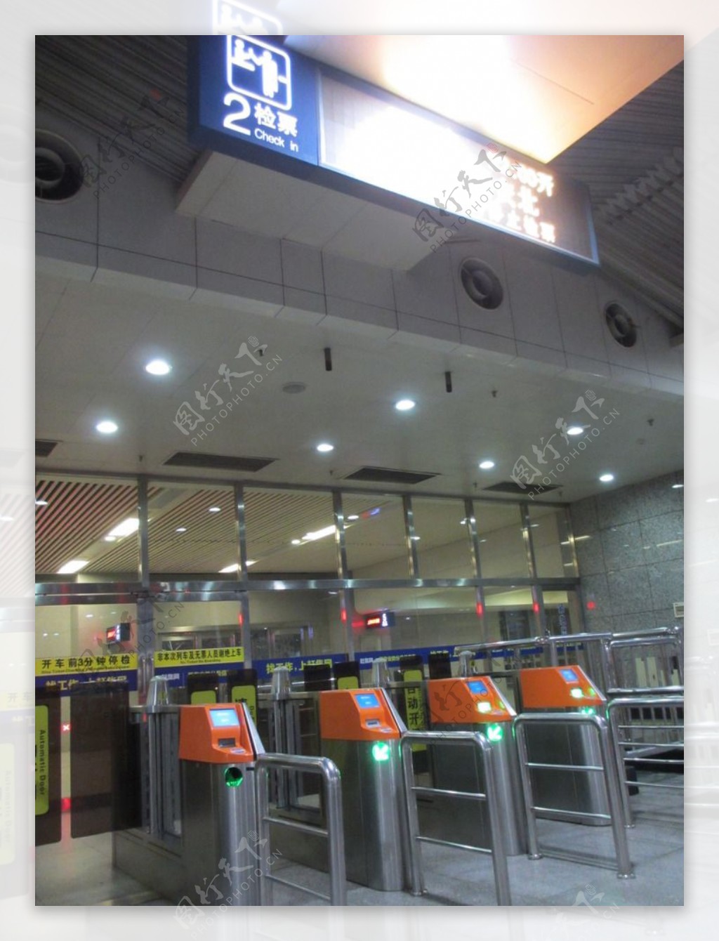 火车站一个检票口高清摄影大图-千库网