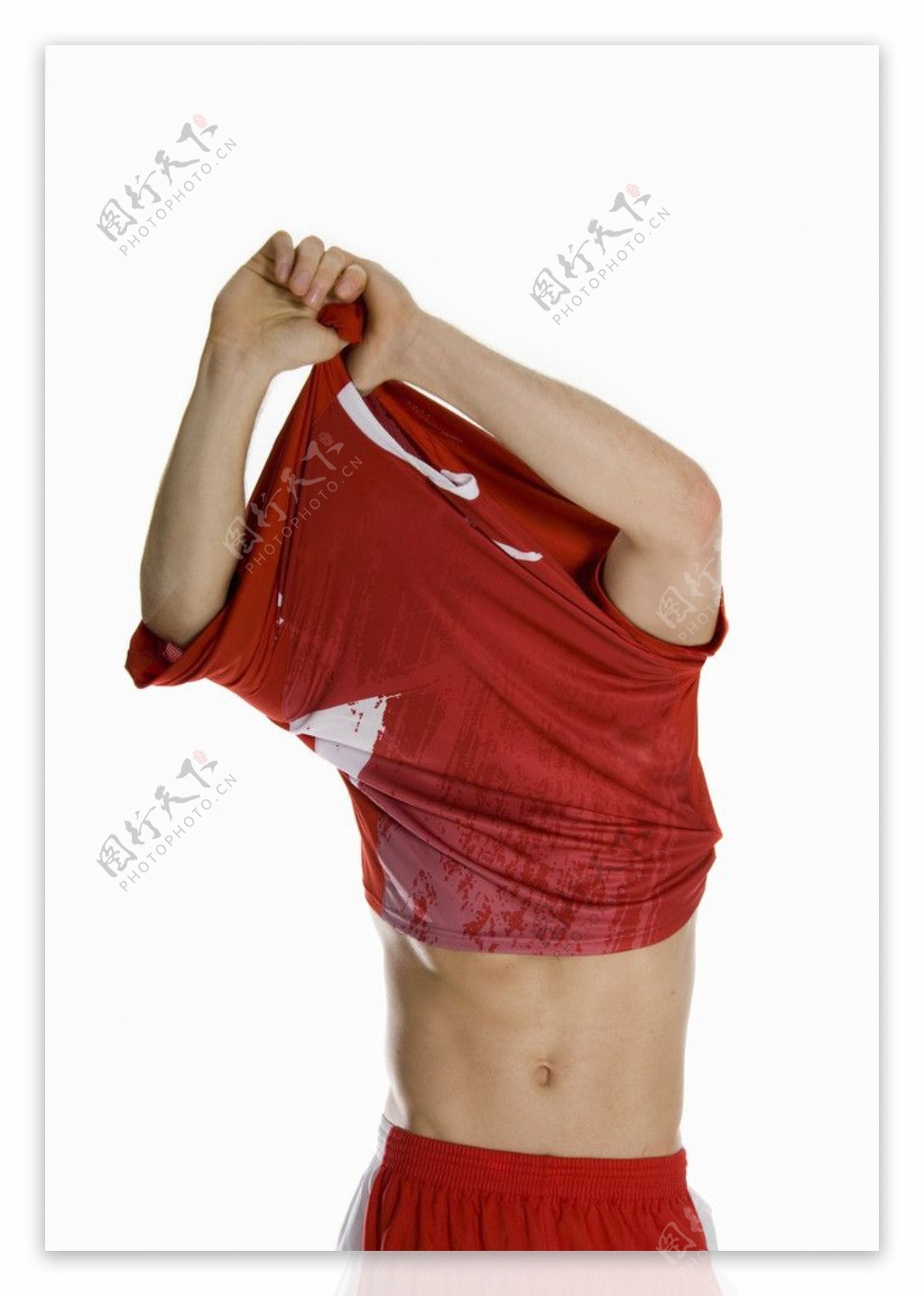 流汗脱衣服的运动员图片