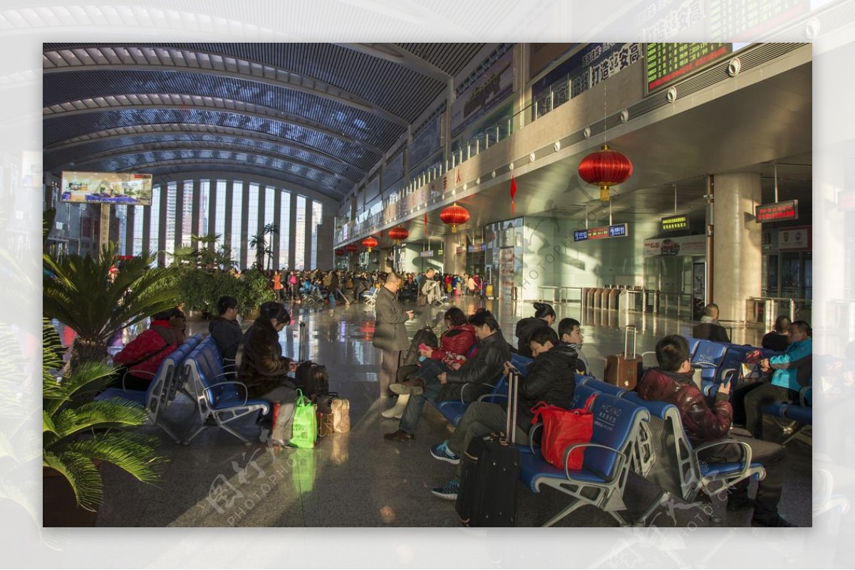 开屏新闻-弥勒高铁站新候车室、售票厅正式启用，双节期间旅客接待能力大幅提升