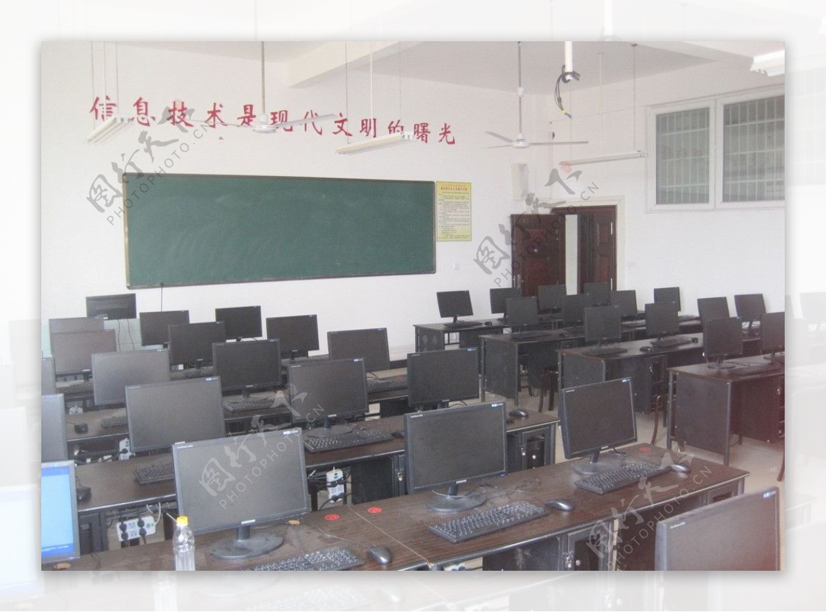 计算机教室图片