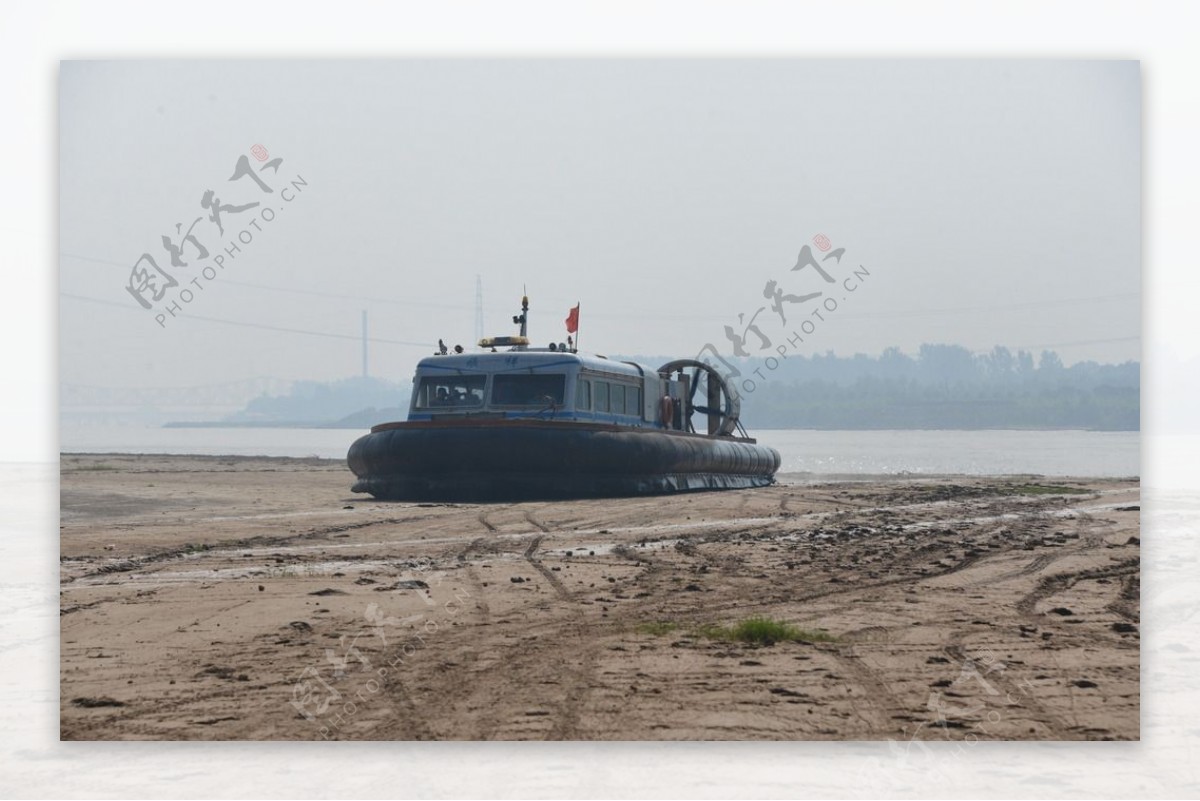 黄河滩气垫船图片