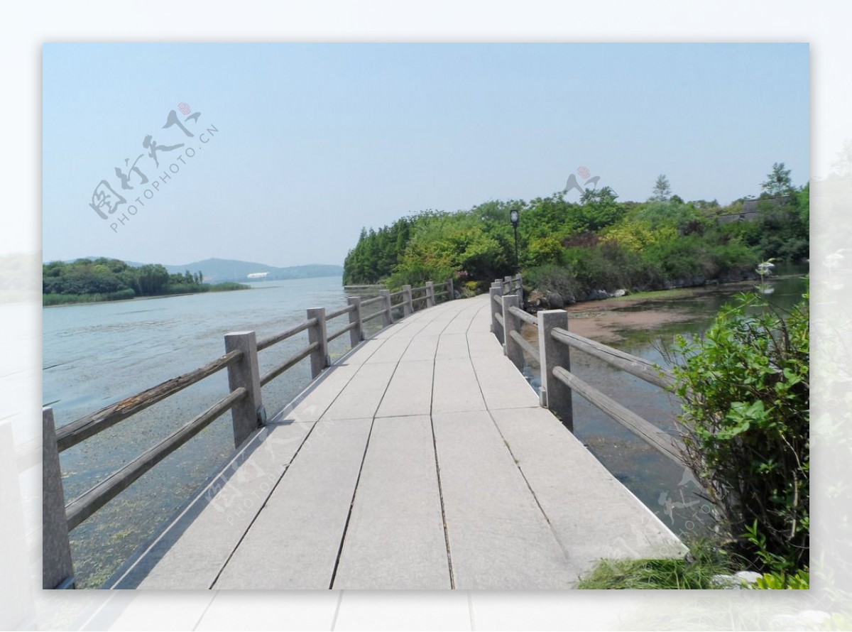 湖中桥景图片