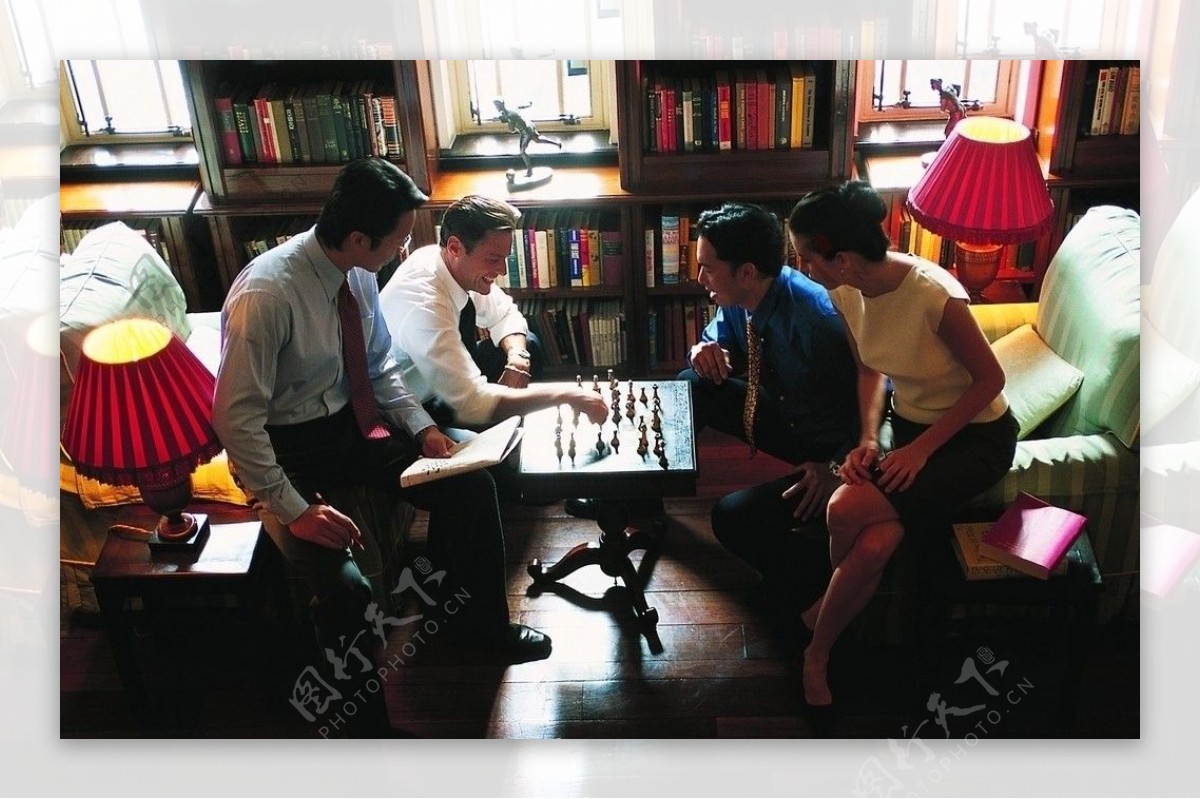 商界人士下棋娱乐交流沟通图片