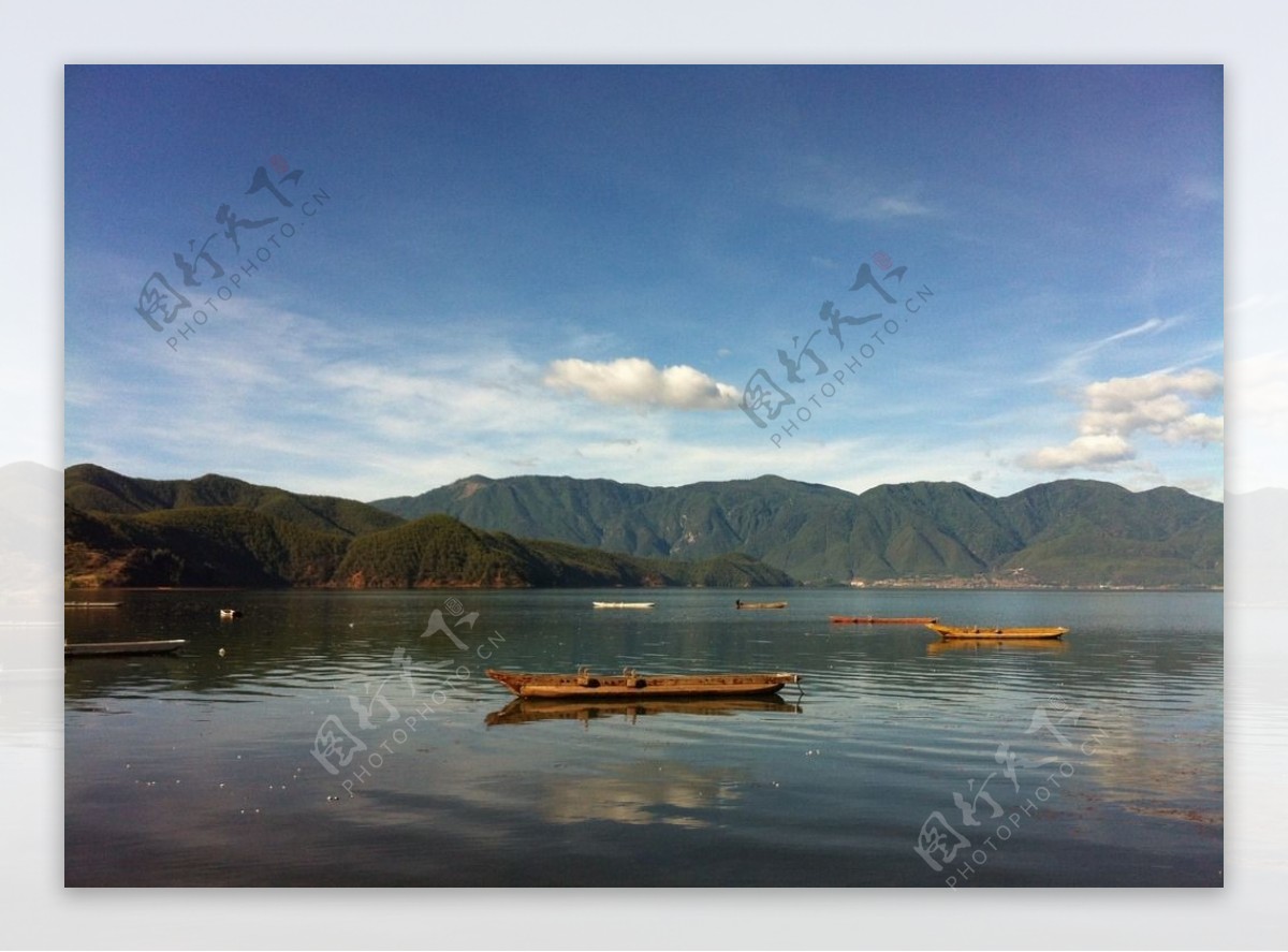 泸沽湖上的船图片