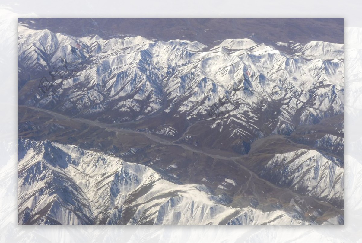 航拍雪山图片