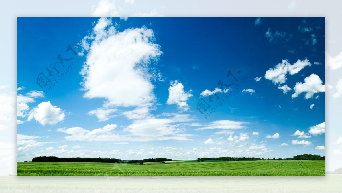 蓝天白云绿地背景图片