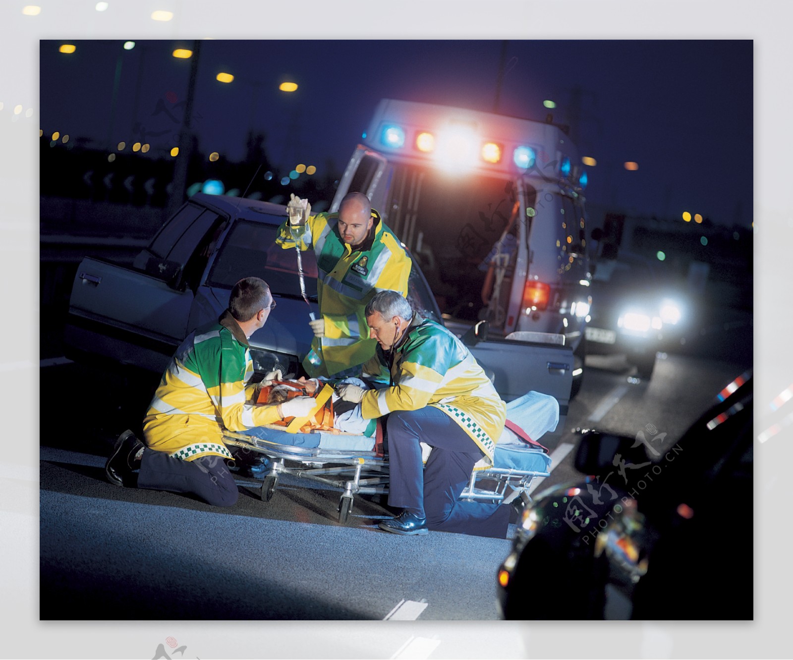 抢救救护车救护人员图片