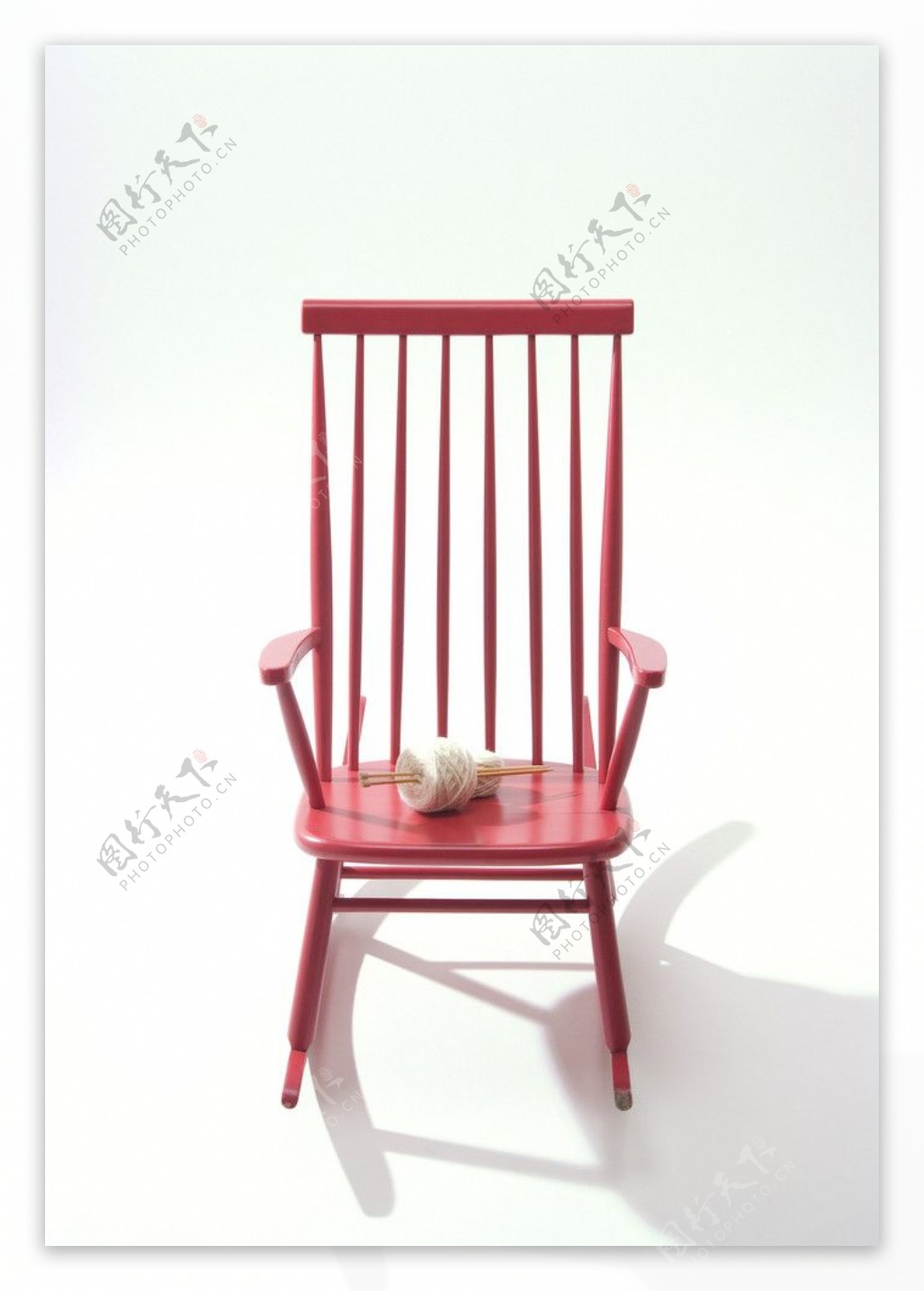 红色摇椅上的毛线图片