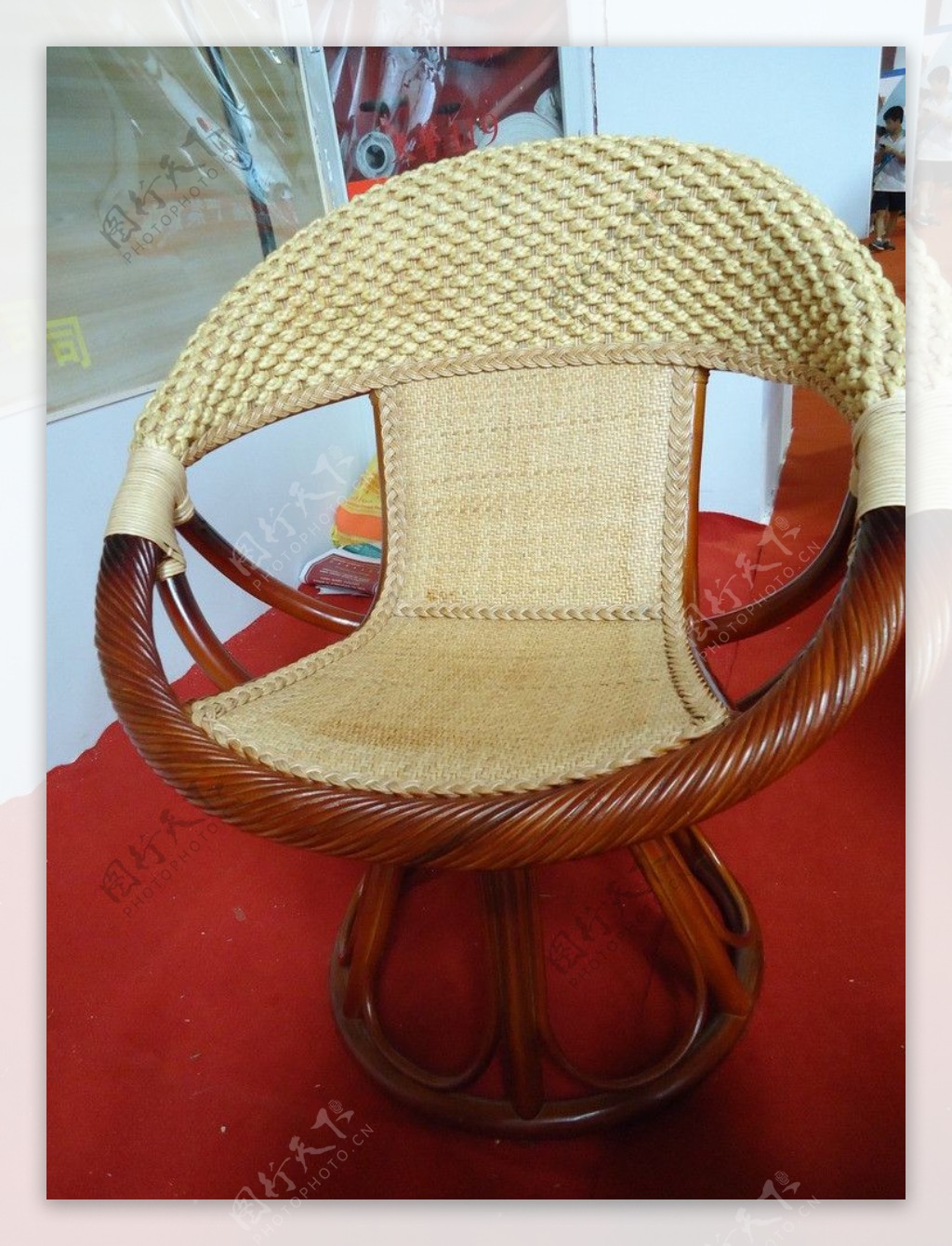 藤编木椅子图片