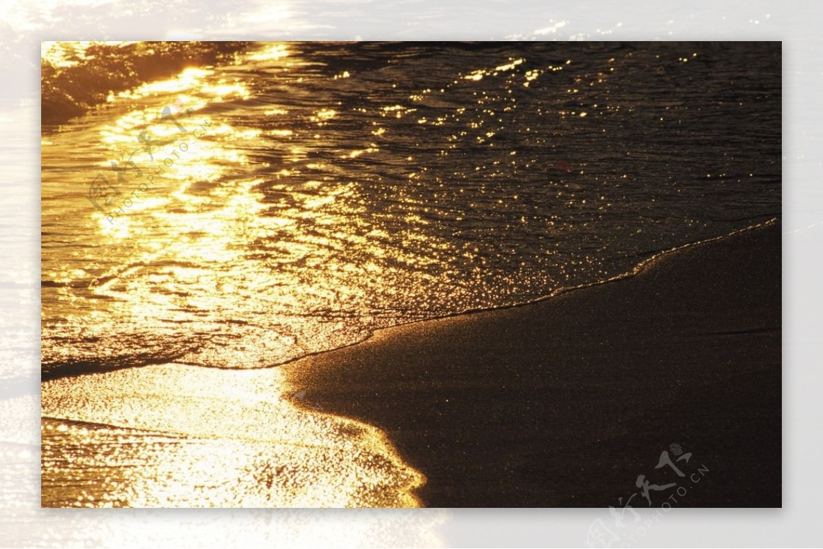 黄昏的海边沙滩图片