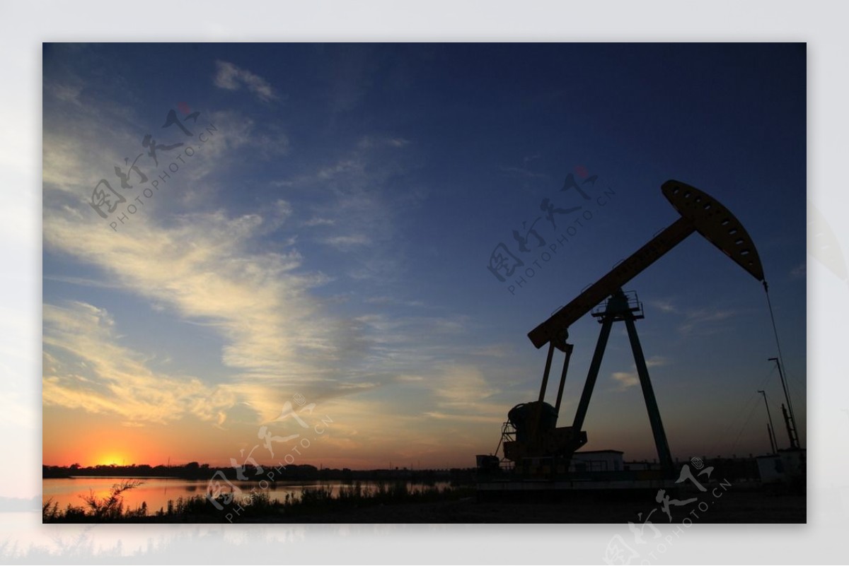 黄昏下的油田图片