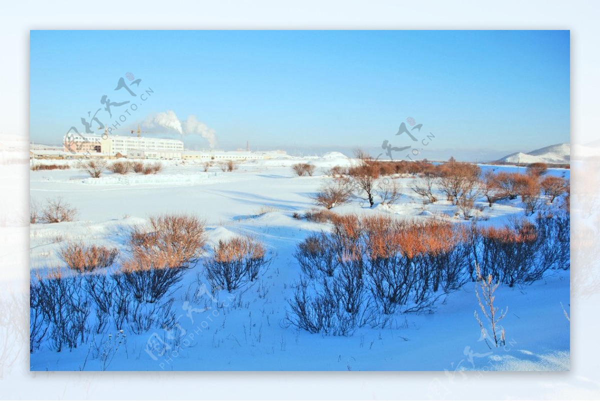 顺通南沿河公路雪景图片