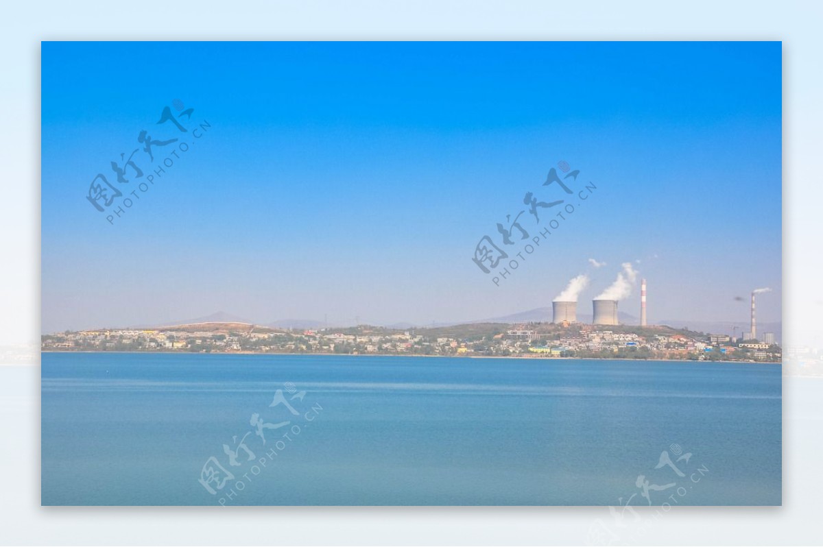 湖水和工厂图片