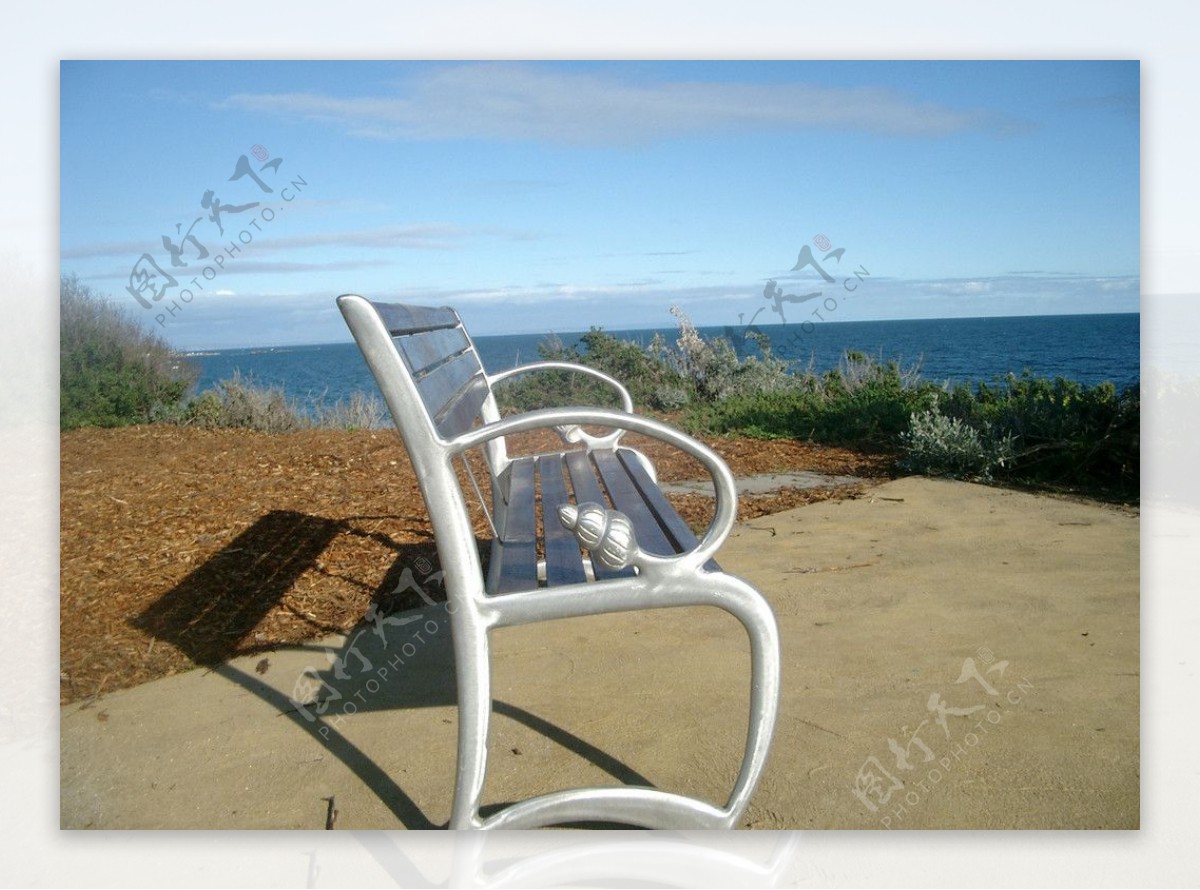 海边的休闲长椅图片