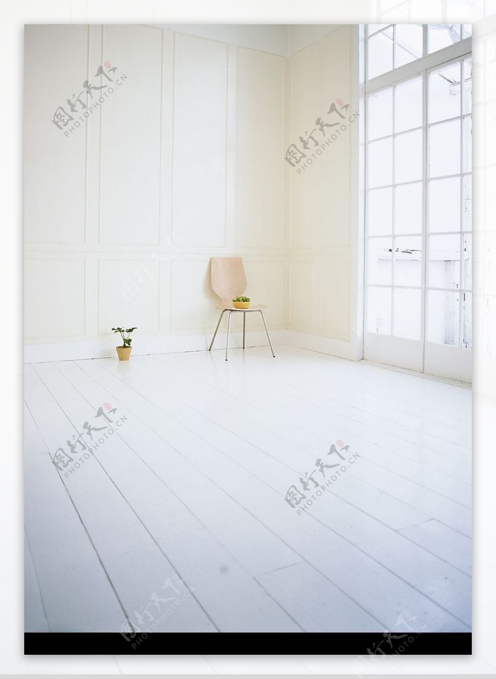 白色地板凳子阳光图片