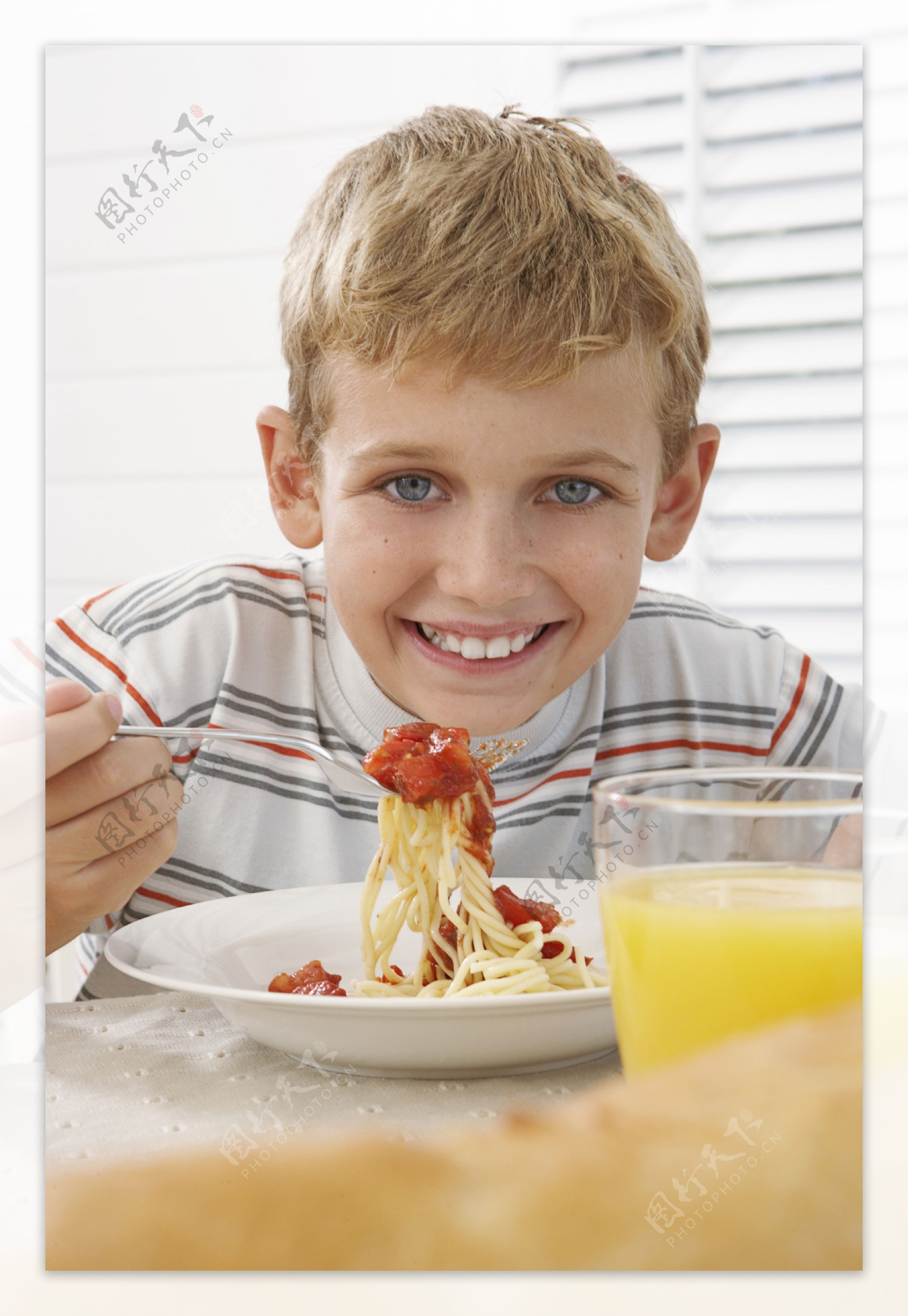 可爱的学龄前儿童，金发男孩，在家吃意大利面，把家里弄得一团糟照片摄影图片_ID:419365426-Veer图库