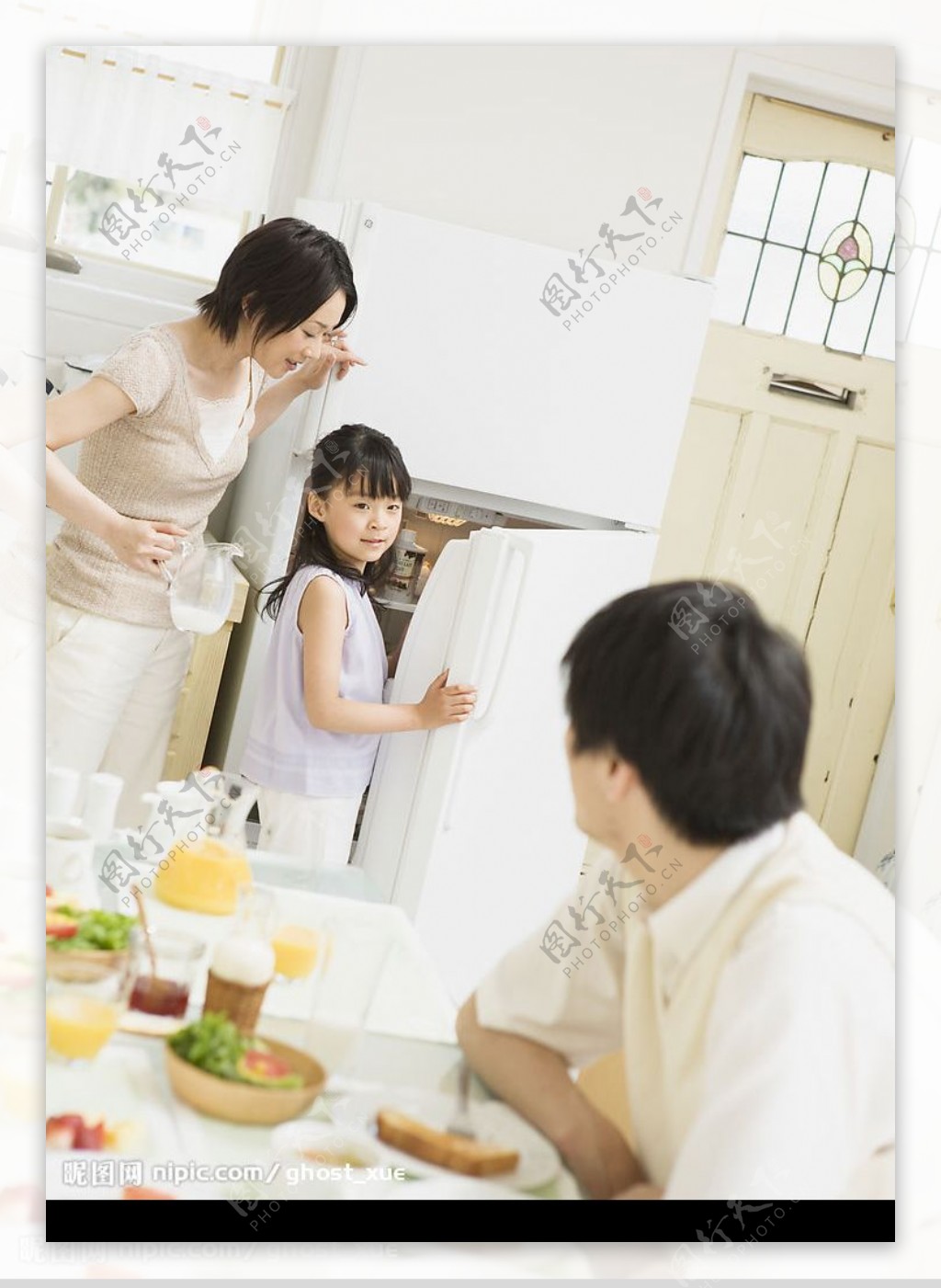 美女妈妈可爱的小孩在家里开冰箱图片