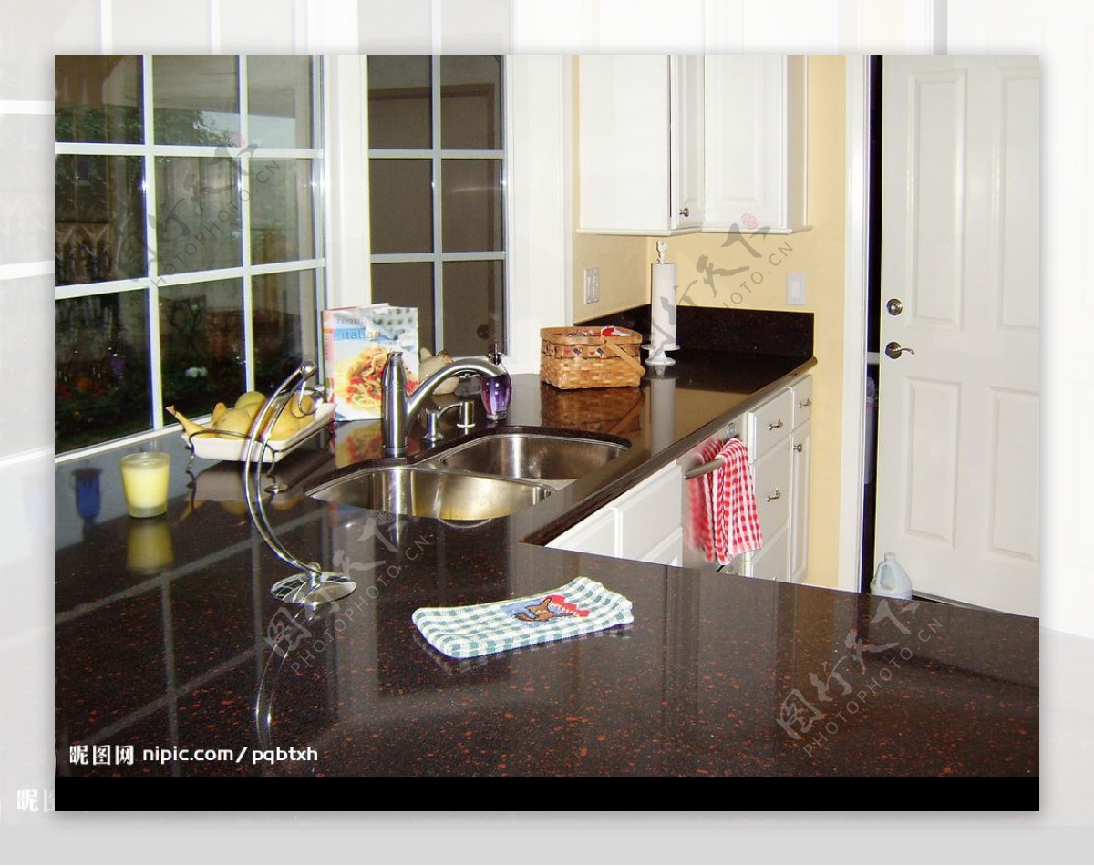 厨房里的黑色大理石台面图片