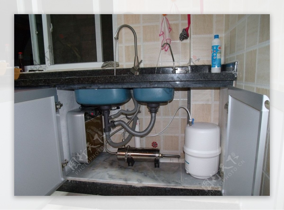 厨房超滤和反渗透净水器组合图片