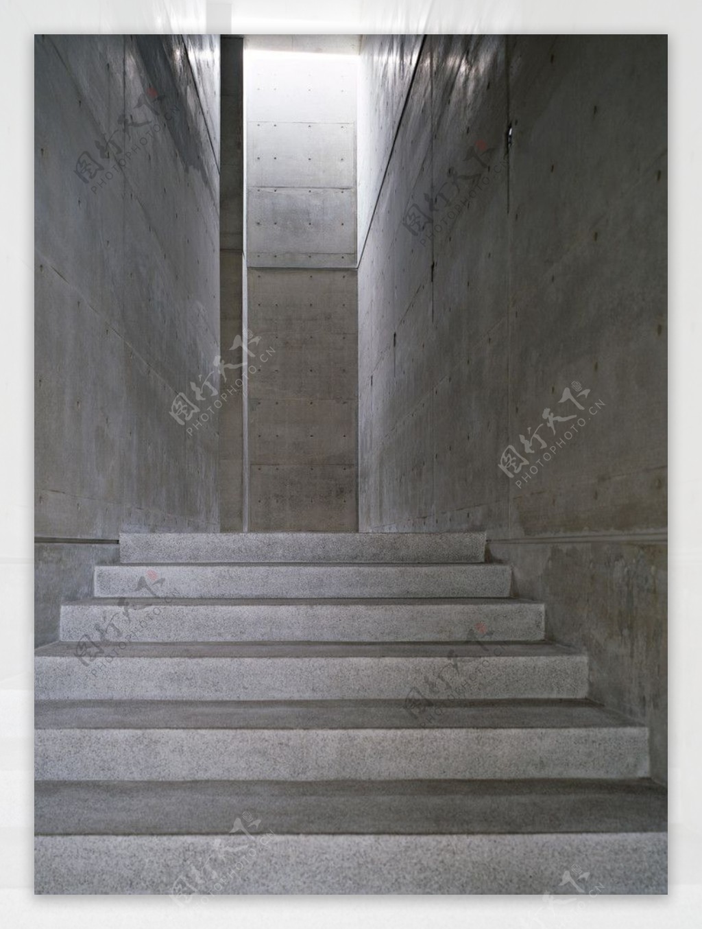 狭窄楼层间的阶梯图片